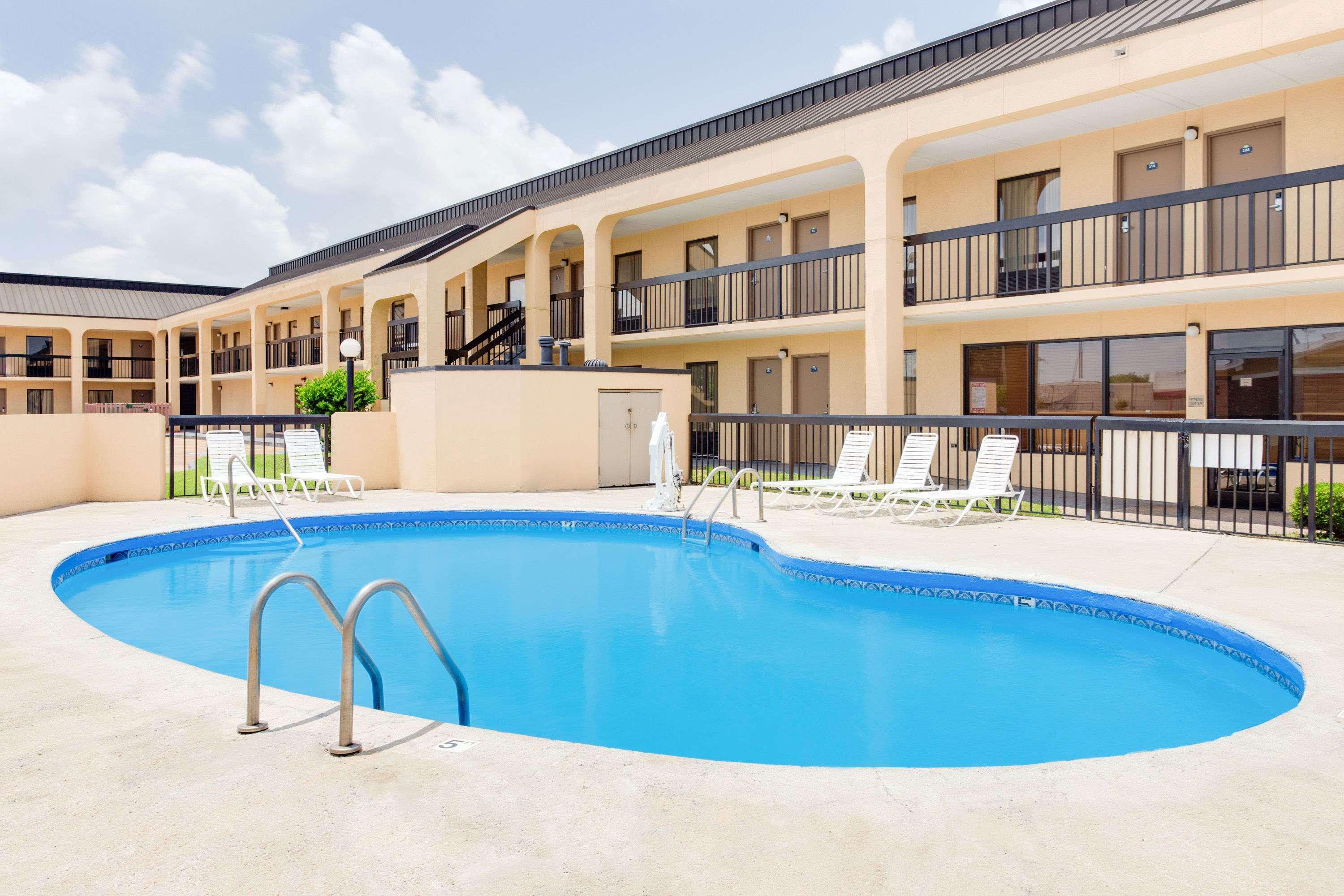 Days Inn By Wyndham Greenville Ms Esterno foto