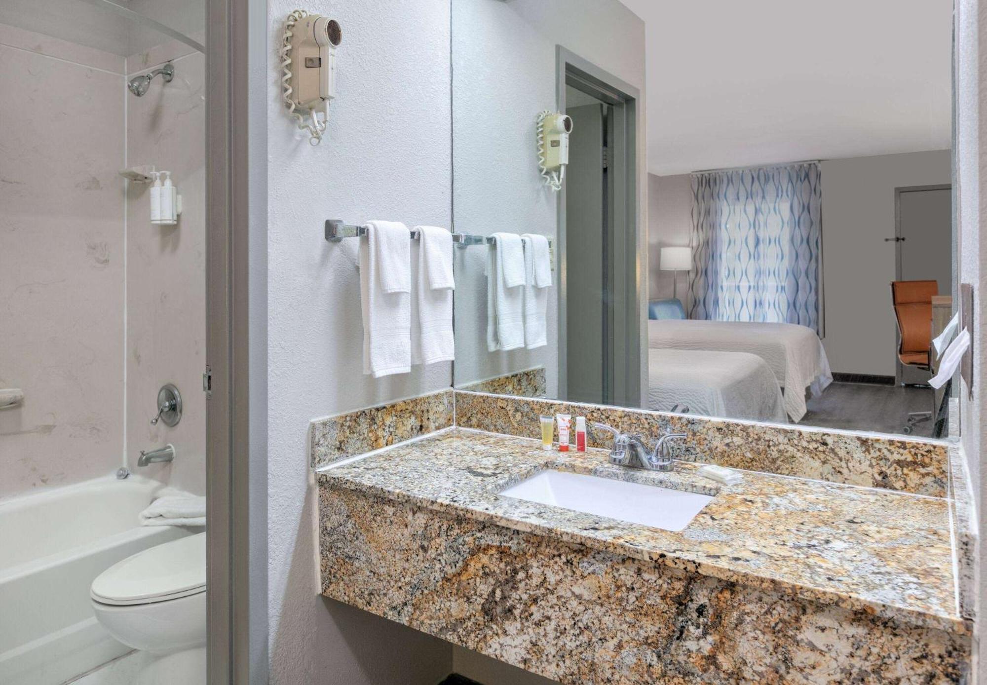 Days Inn By Wyndham Greenville Ms Esterno foto