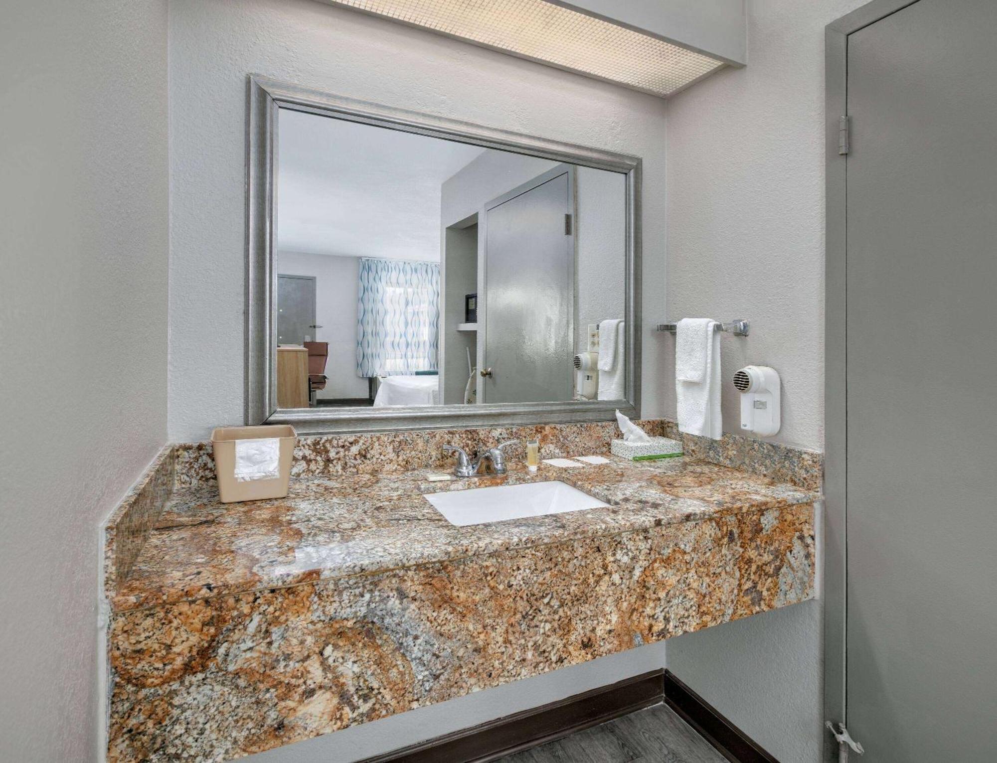 Days Inn By Wyndham Greenville Ms Esterno foto